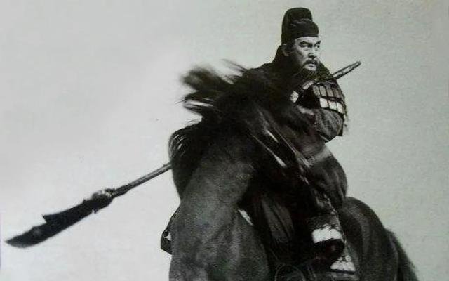 94版电视剧《三国演义》关羽饰演者陆树铭于2022年11月1日逝世，享年66岁。图为《三国演义》（1994）剧照。