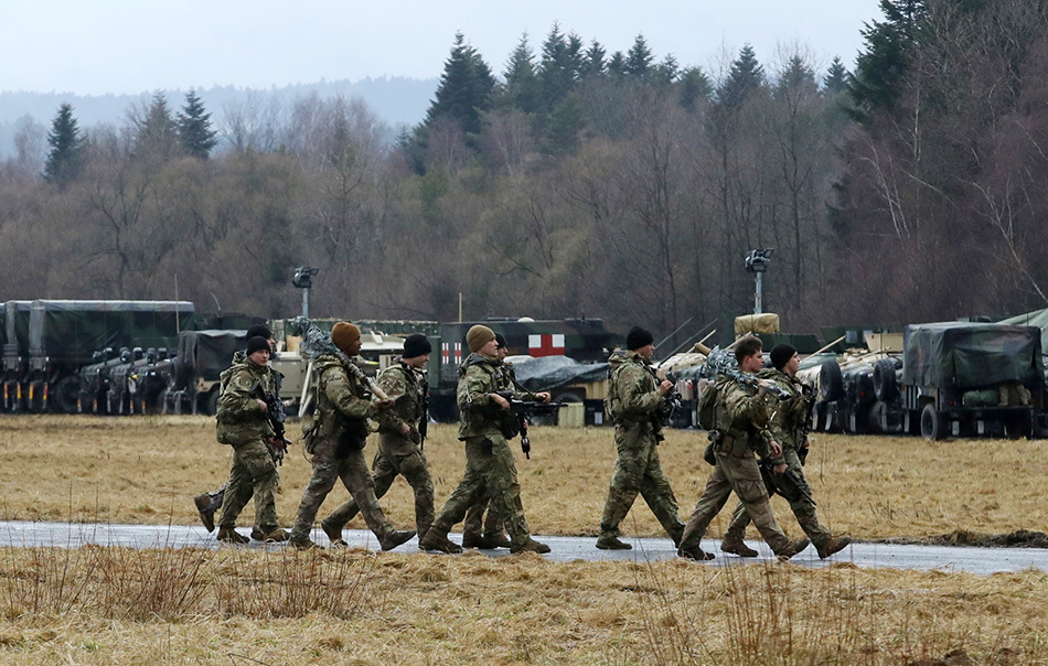 当地时间2022年2月23日,部署在波兰的美国第82空降师士兵在空军基地