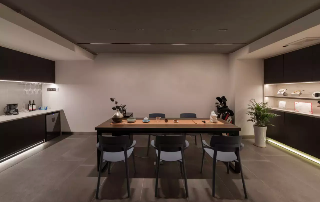 左右两侧操作台面有小角度射灯重点照明;柜子下面是用灯带打造的氛围照明。图源:图虫创意