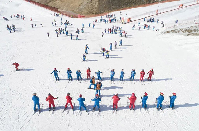 学生在乌兰察布市凉城县岱海国际滑雪场上冰雪体育课.王正摄