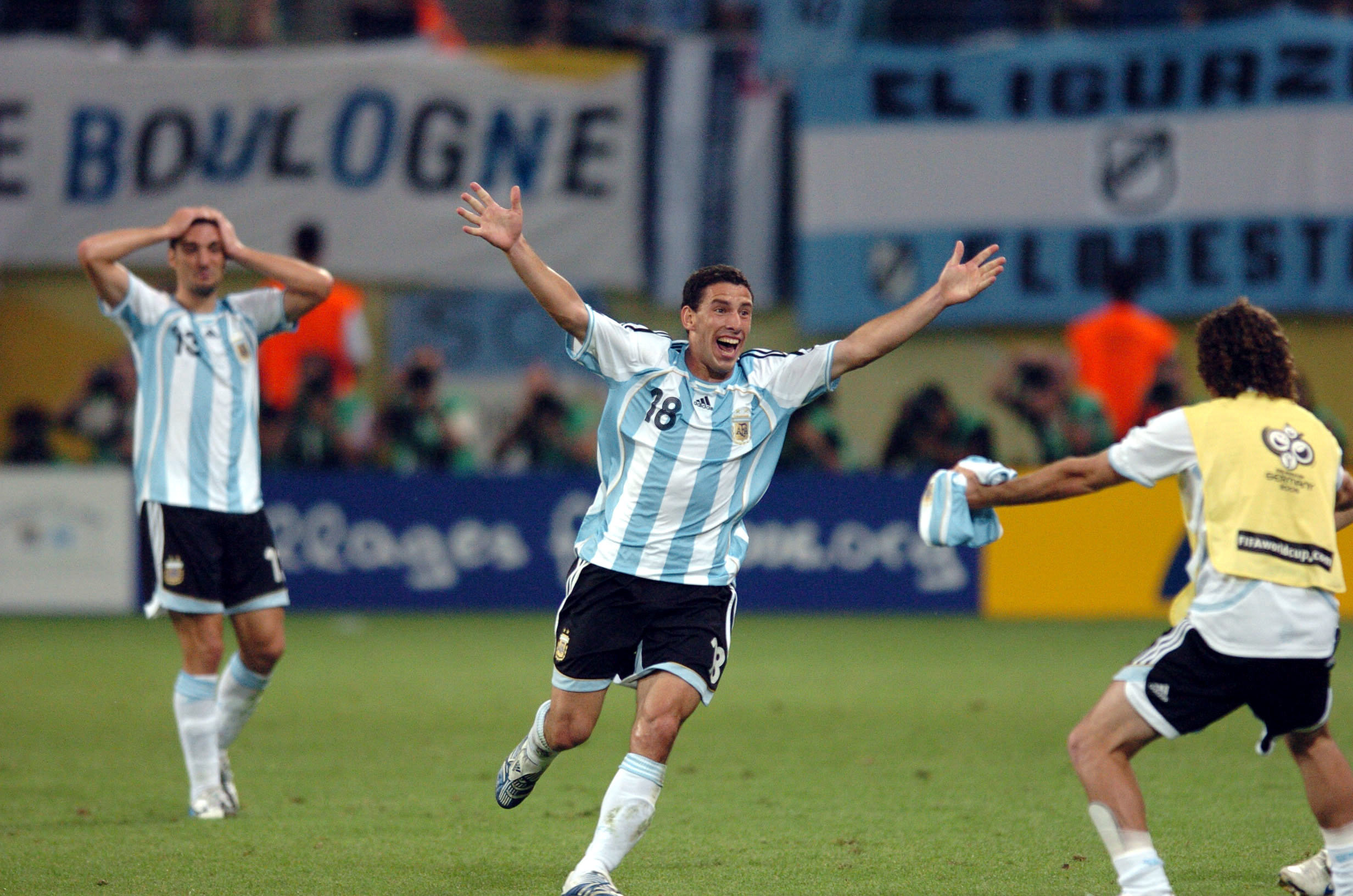 2006年6月24日，阿根廷队球员马克西&middot;罗德里格斯（中）庆祝自己进球。