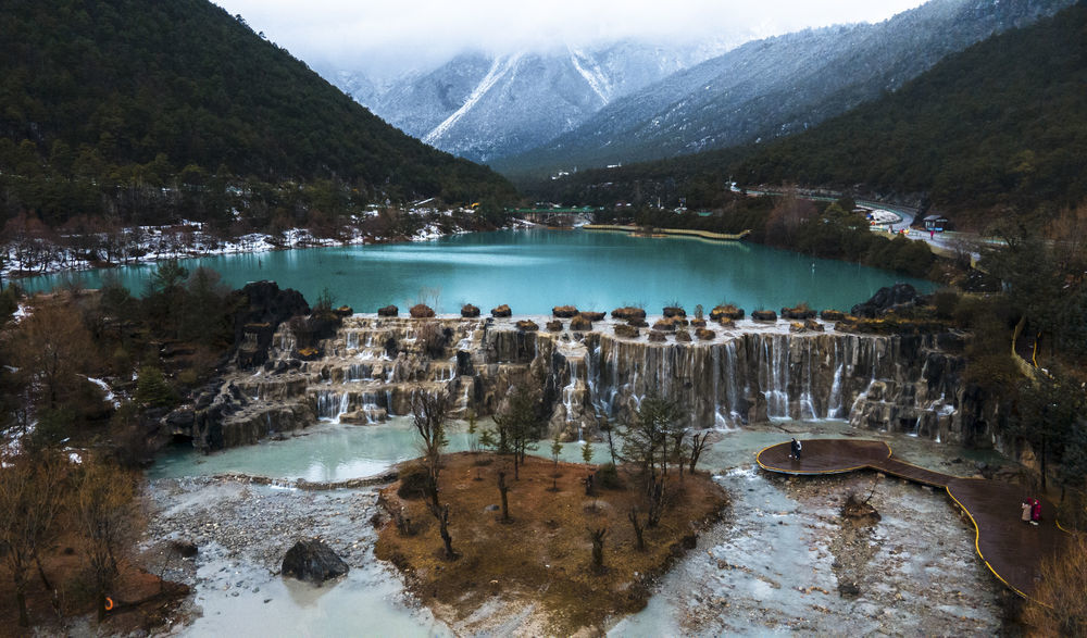 位于云南省丽江市玉龙雪山东麓的蓝月谷风景区,冬日山谷间云雾弥漫