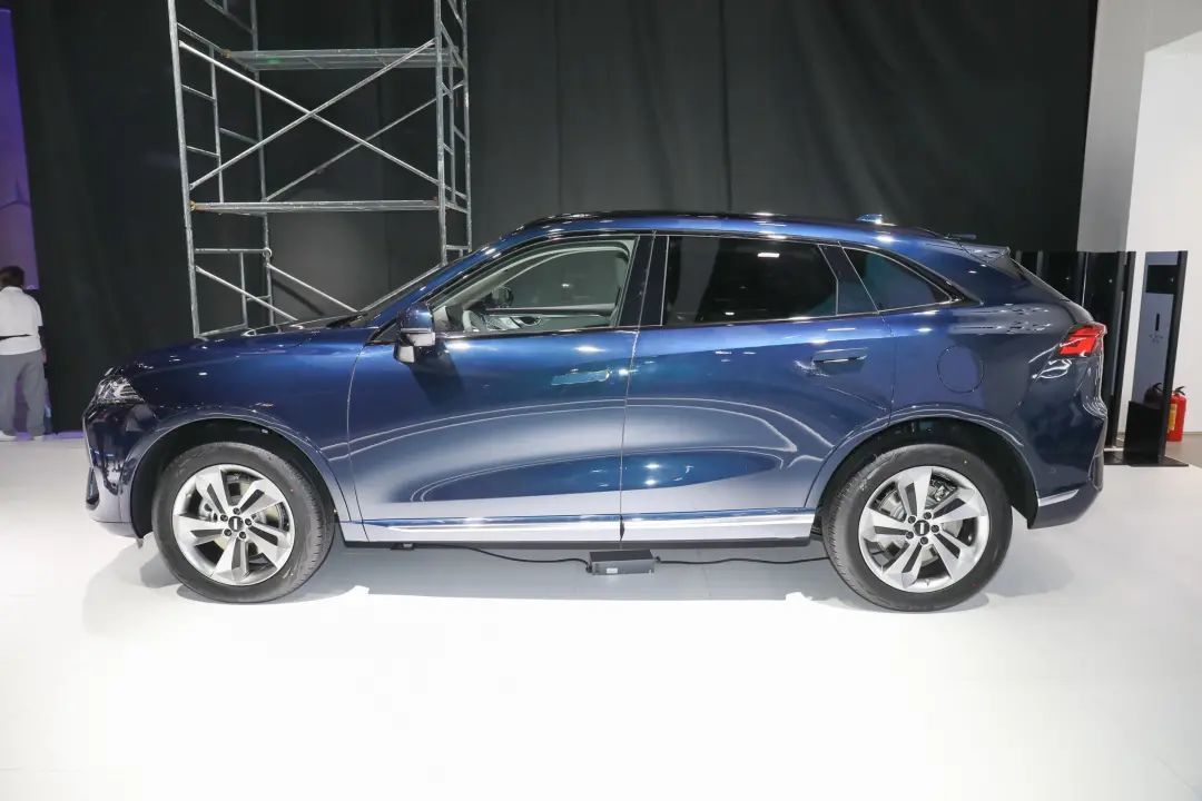 汽车></p></a>全媒体>正文> 新车整体延续了燃油版车型上的设计,前脸采用