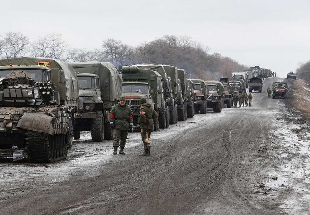 当地时间2022年2月27日,卢甘斯克,卢甘斯克武装力量的军用车辆向前