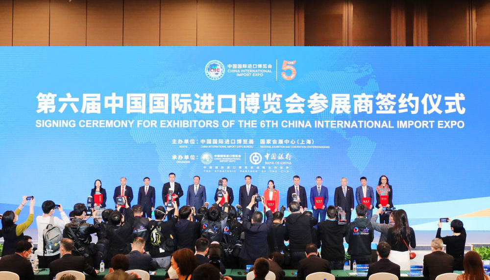 2022年11月6日,2022年中国国际进口博览会参展商联盟大会在上海举行。这是在大会期间进行的第六届进博会参展商签约仪式。新华社记者 方喆 摄