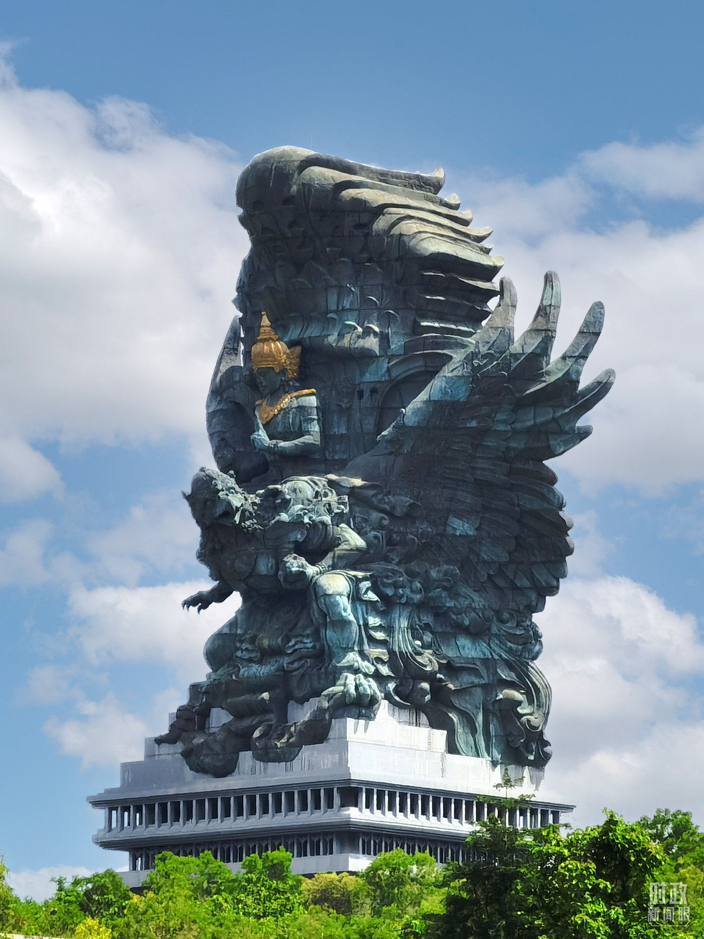 △神鹰雕塑，既是世界上最高、最大的现代雕塑之一，也是巴厘岛的标志性建筑之一，这座高121米、宽64米的雕像坐落于神鹰广场文化公园。（总台央视记者曹亚星拍摄）