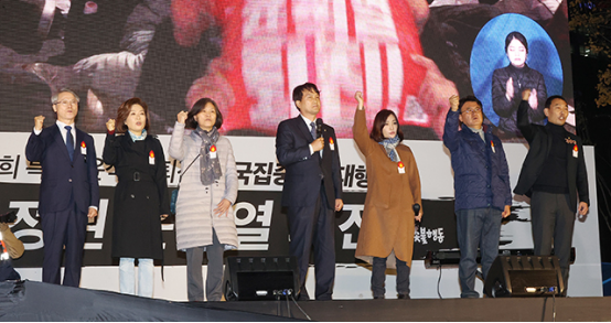 共同民主党议员安敏锡（中）在烛光集会上发言。 图自韩媒