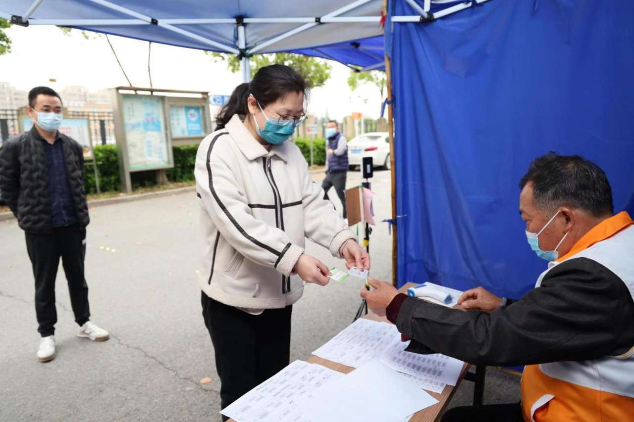 上海金山朱泾镇居民有序出门购物商超使用场所码