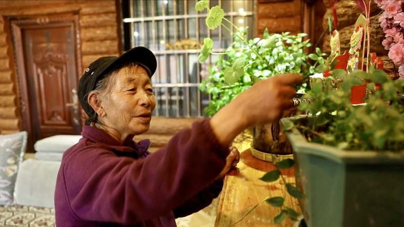 琼林村村民亚加幸福的晚年生活。