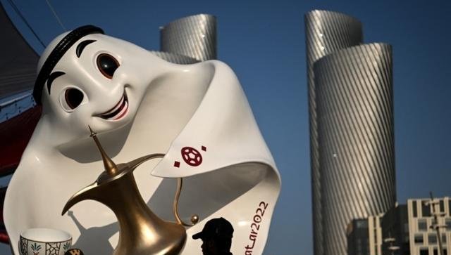 随着卡塔尔世界杯脚步的日益临近，多哈大街小巷随处可见本届世界杯的吉祥物：拉伊卜，在阿拉伯语中意为技艺高超的球员。
