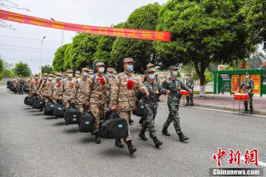 身着21式军装武警重庆总队新兵光荣入列