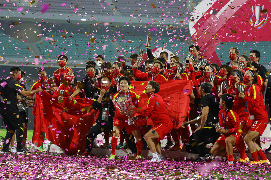 亚洲之巅领奖台为永不放弃的中国女足喝彩我们是冠军