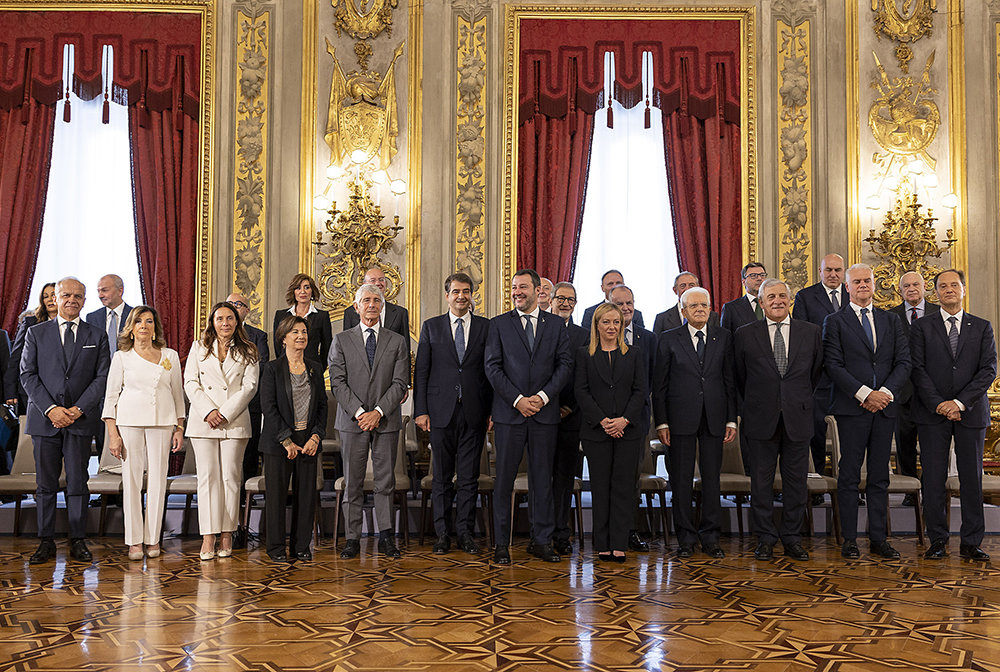 当地时间2022年10月22日，意大利罗马，意大利总统马塔雷拉（右四）和意大利新任总理梅洛尼（右五）在新一届政府的宣誓就职仪式上与新内阁成员合影。视觉中国 图