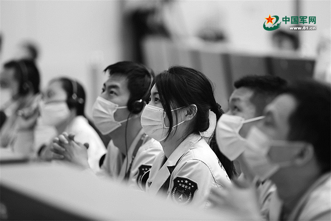 梦天实验舱发射前，操控团队成员静待火箭升空。作者供图