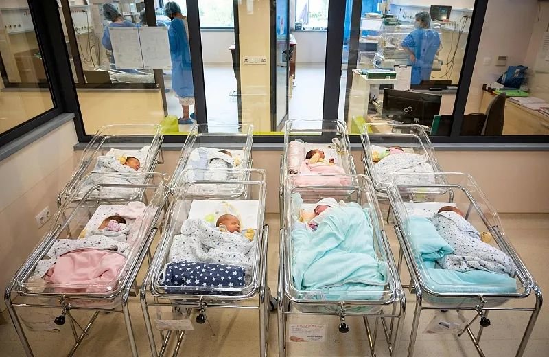 当地时间2022年10月14日，保加利亚索非亚，医院产科病房里的新生儿。图/视觉中国