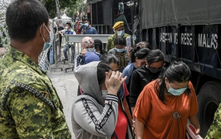 ◎ 非法进入马来西亚的印尼劳工被带往拘留处。图片来源：SE Asia