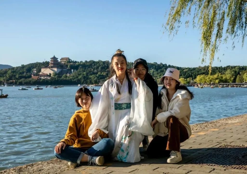 文晴与明眼人朋友一起出游 | 王一凡