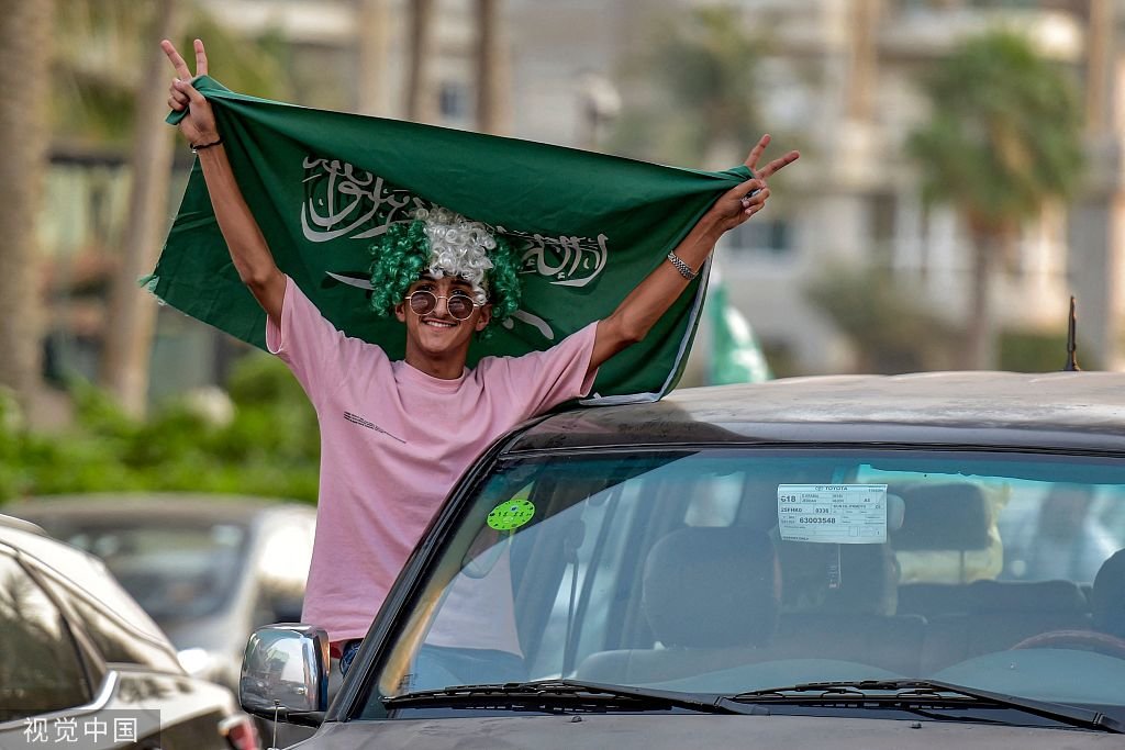 沙特球迷庆祝胜利。