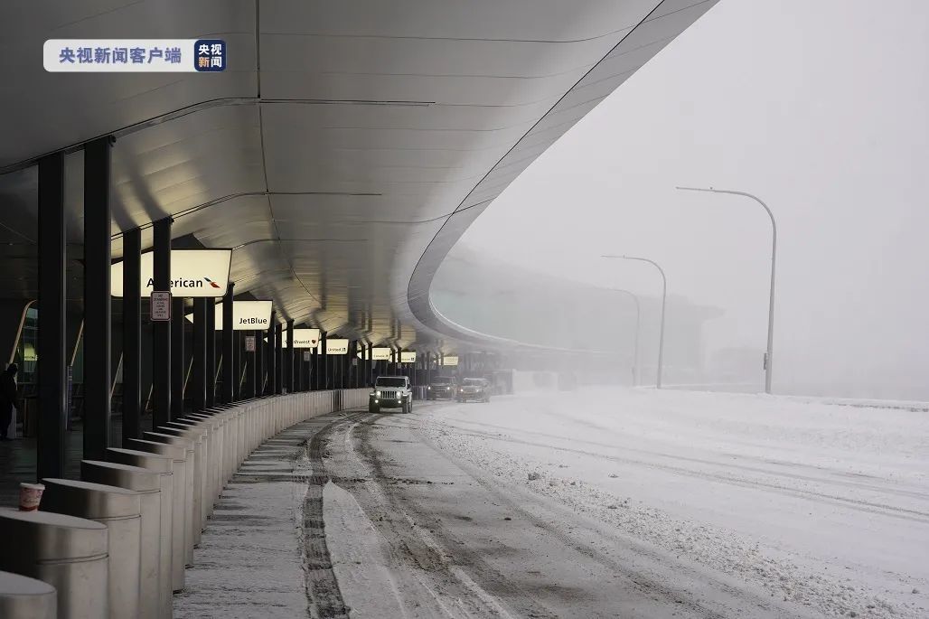 暴风雪袭击美国多州进入紧急状态马萨诸塞州超8万用户断电近6000趟