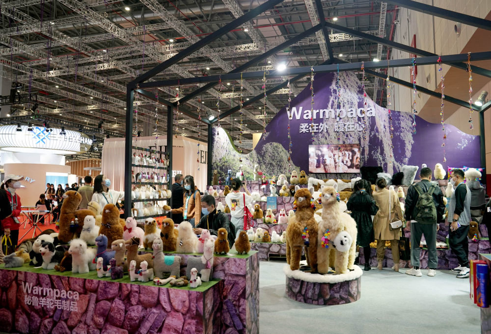 第四届中国国际进口博览会消费品展区的秘鲁羊驼毛玩偶展台（2021年11月6日摄）。新华社记者 刘颖 摄