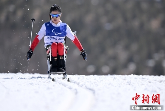 中国选手杨洪琼获残奥越野滑雪女子中距离坐姿项目冠军