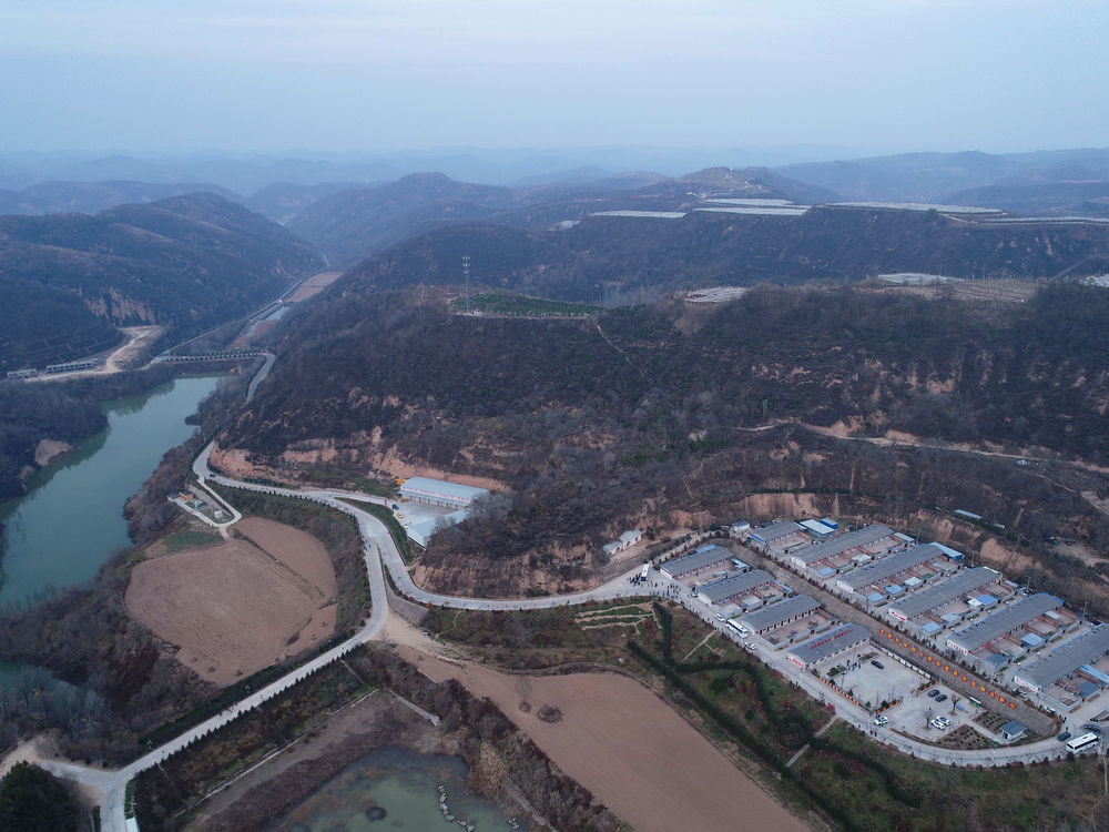 这是10月26日拍摄的陕西延安市安塞区高桥镇南沟村（无人机照片）。新华社记者 张博文 摄