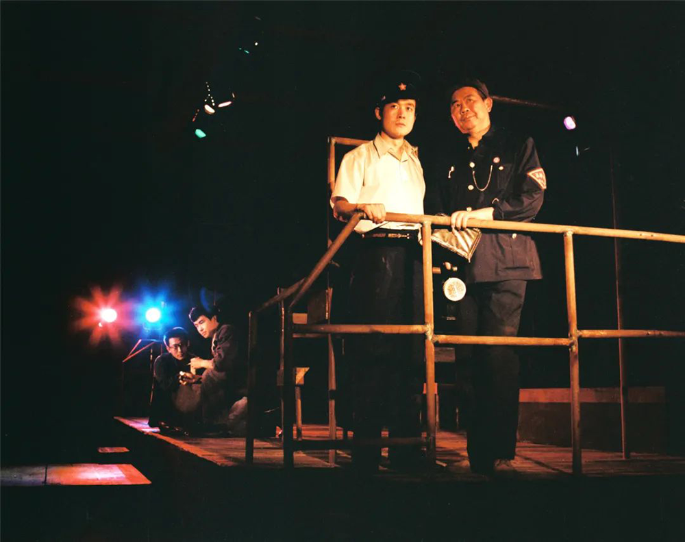 1982年《绝对信号》演出剧照 丛林(前左)、林连昆(前右)。图自北京人艺官方微信公号文章