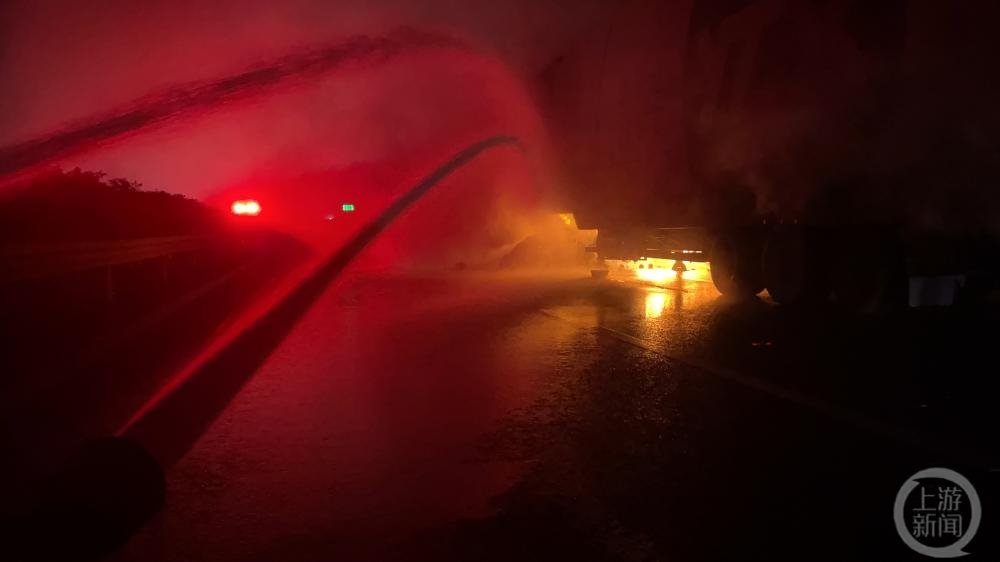 ▲消防员到场时快递货车正在猛烈燃烧。图片来源/达州消防