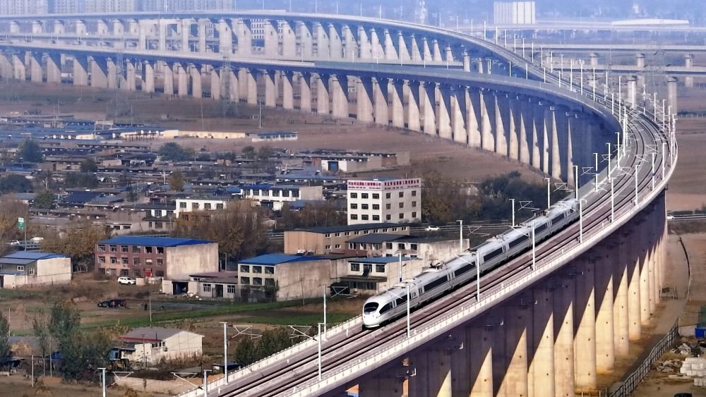 试验列车行驶在京唐城际铁路唐山特大桥上。（受访单位供图）