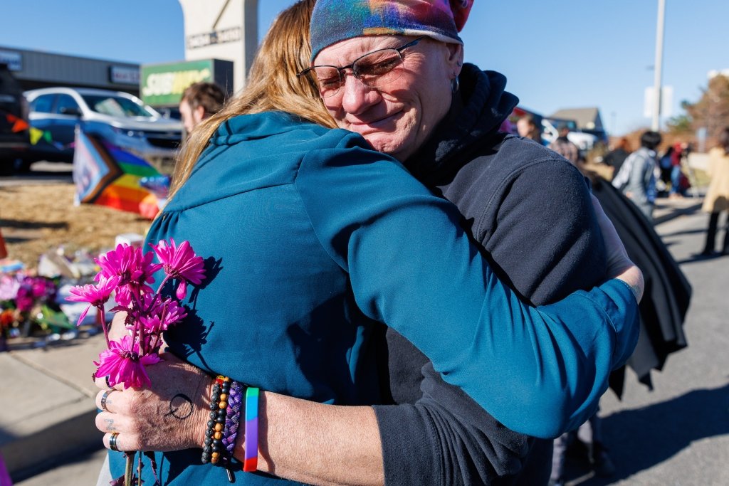 当地时间2022年11月21日,美国科罗拉多州,民众献花悼念科罗拉多州夜店枪击案遇难者。据报道,11月19日,美国科罗拉多州科罗拉多斯普林斯市一家夜店发生枪击事件,已造成至少5人死亡、25人受伤。一名22岁的男子已被警方逮捕。