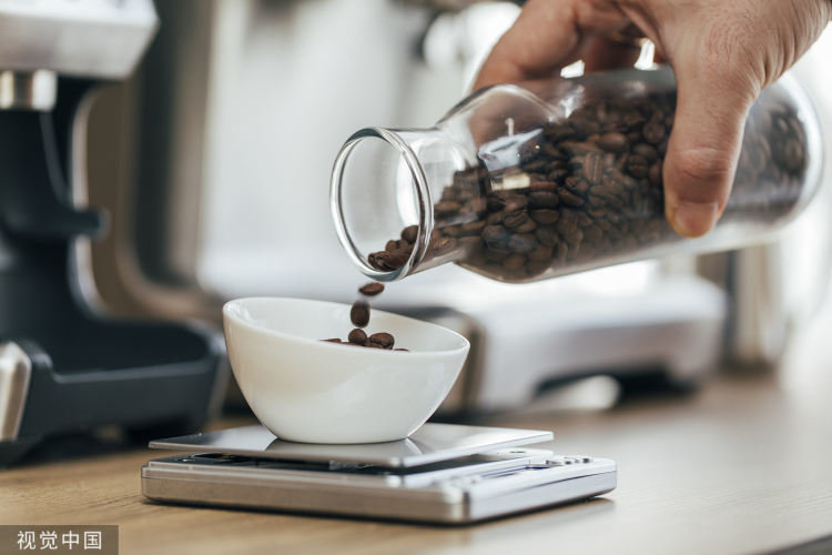 消费者能接触到的咖啡豆或咖啡饮品中，从来没有任何关于添加香精的提示。 /视觉中国