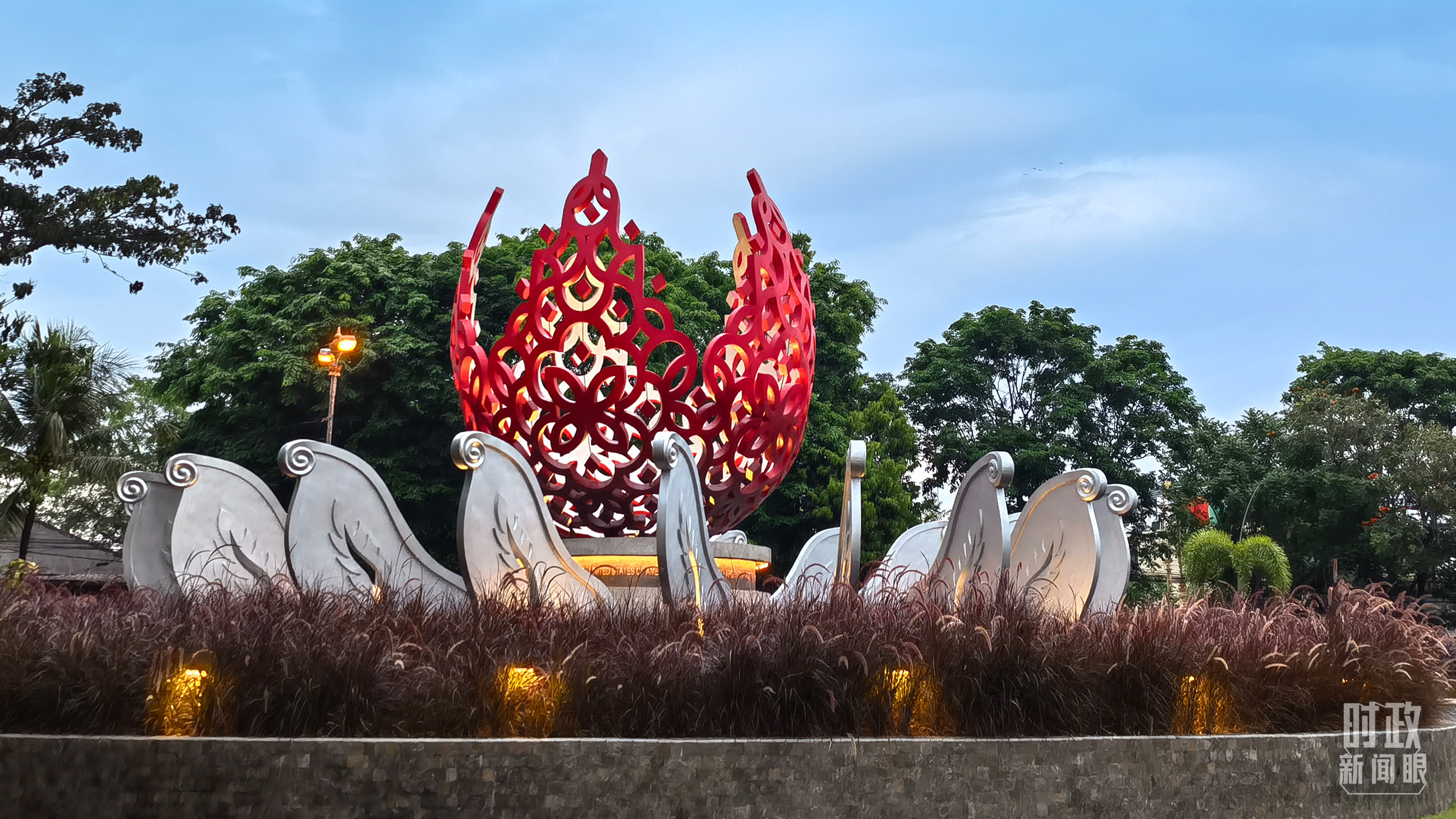 △坐落于巴厘岛登巴萨市的G20纪念碑。（总台央视记者韩锐拍摄）