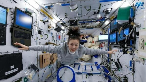 太空教师再创新纪录王亚平成中国在轨时间最长航天员