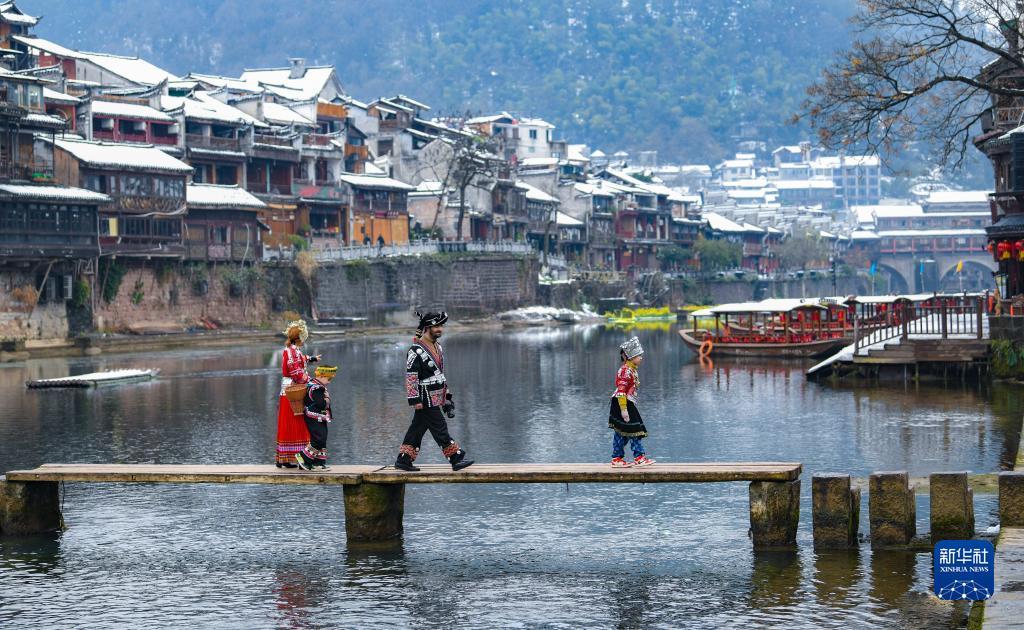 当日是农历除夕,湖南省湘西土家族苗族自治州凤凰县迎来降雪天气.