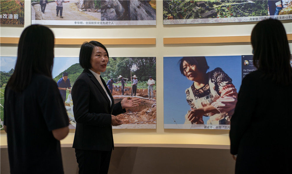 谢成芬在西畴县"西畴精神"展览馆里讲述治理石漠的故事(3月26日摄.