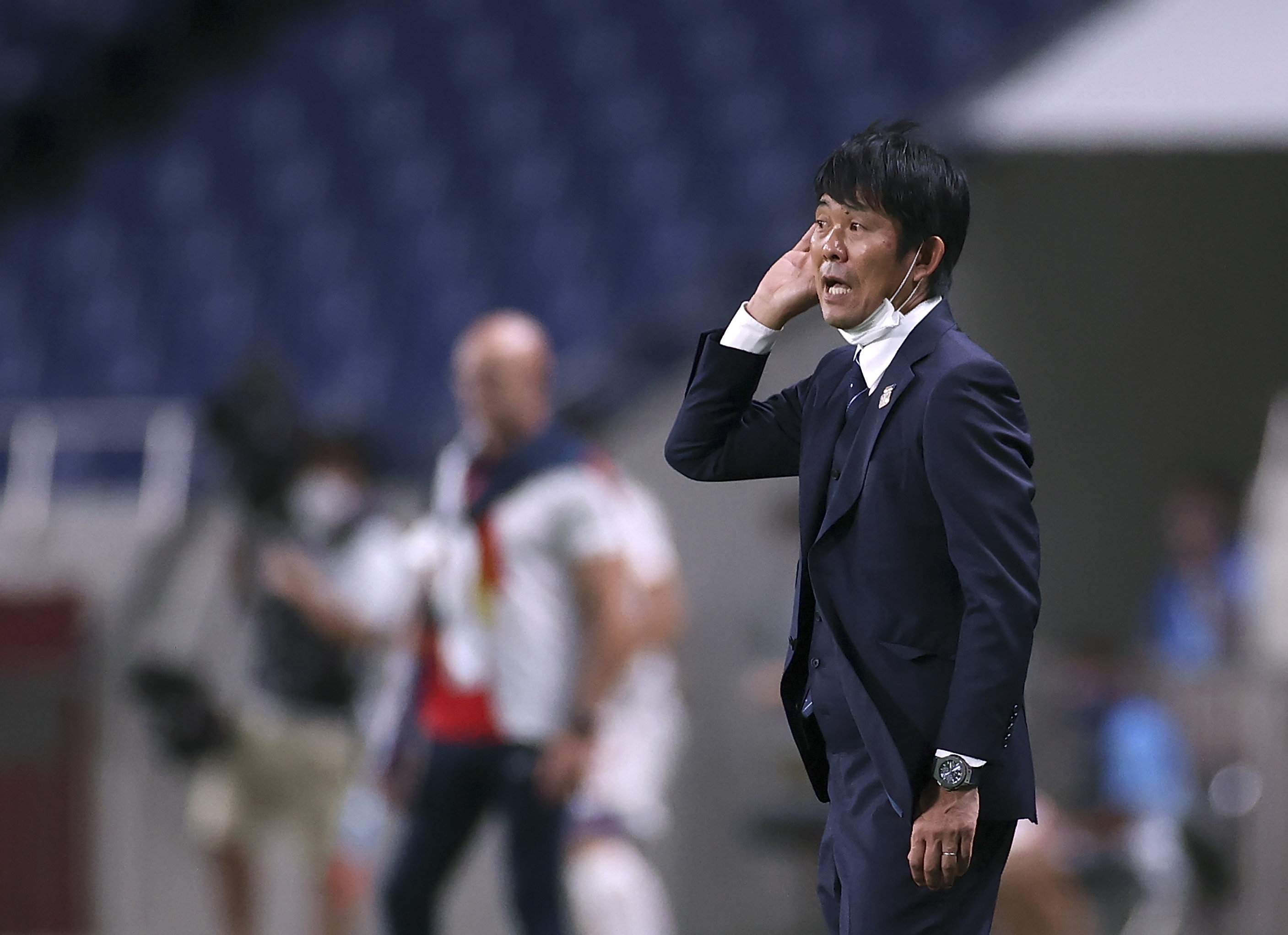 2021年8月3日，日本队主教练森保一在东京奥运会男足半决赛中于场边指挥。