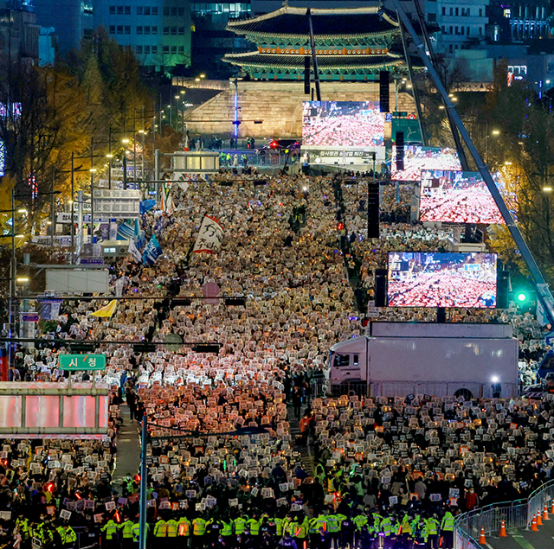 首尔市中心19日晚爆发大规模烛光集会，抗议者聚集敦促韩国总统尹锡悦下台。 图自韩媒