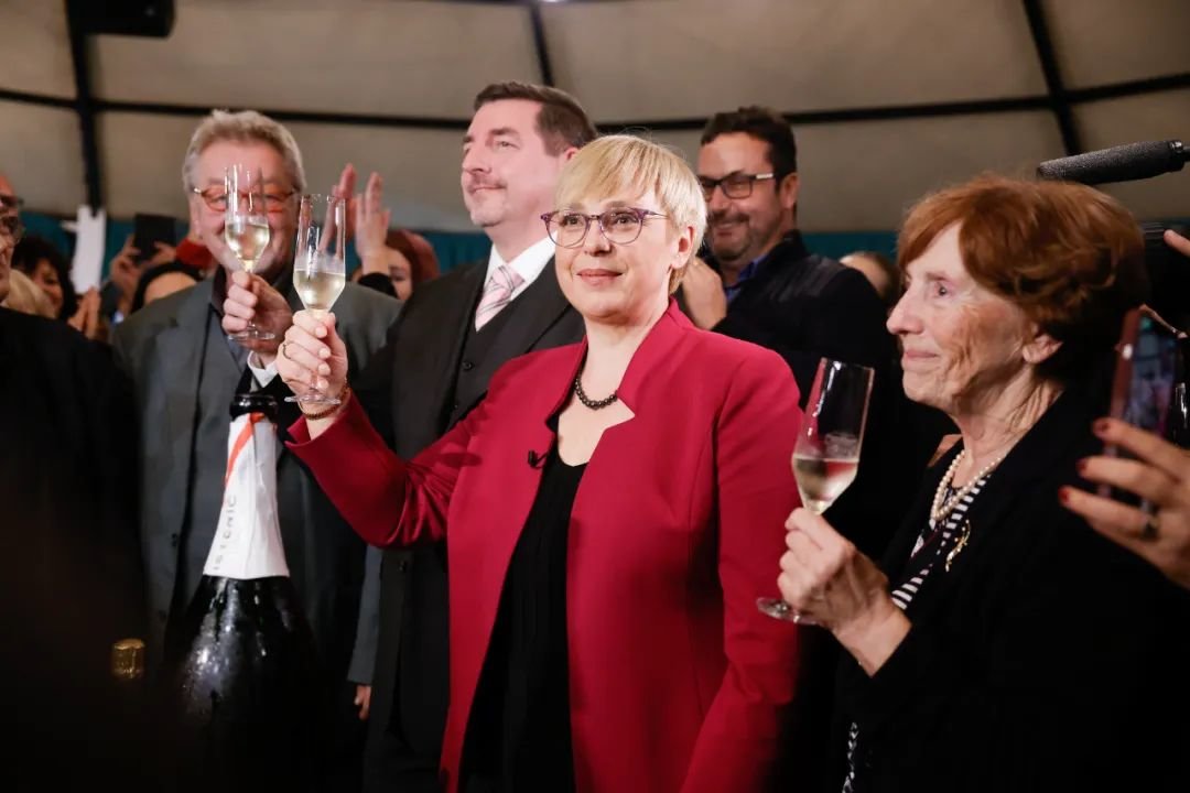 当地时间2022年11月13日，斯洛文尼亚卢布尔雅那，穆萨尔以54.03%得票率领先对手洛加尔，当选斯洛文尼亚首位女总统。图/IC photo