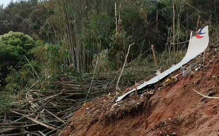 东方航空波音737客机广西藤县坠毁现场救援工作进行中