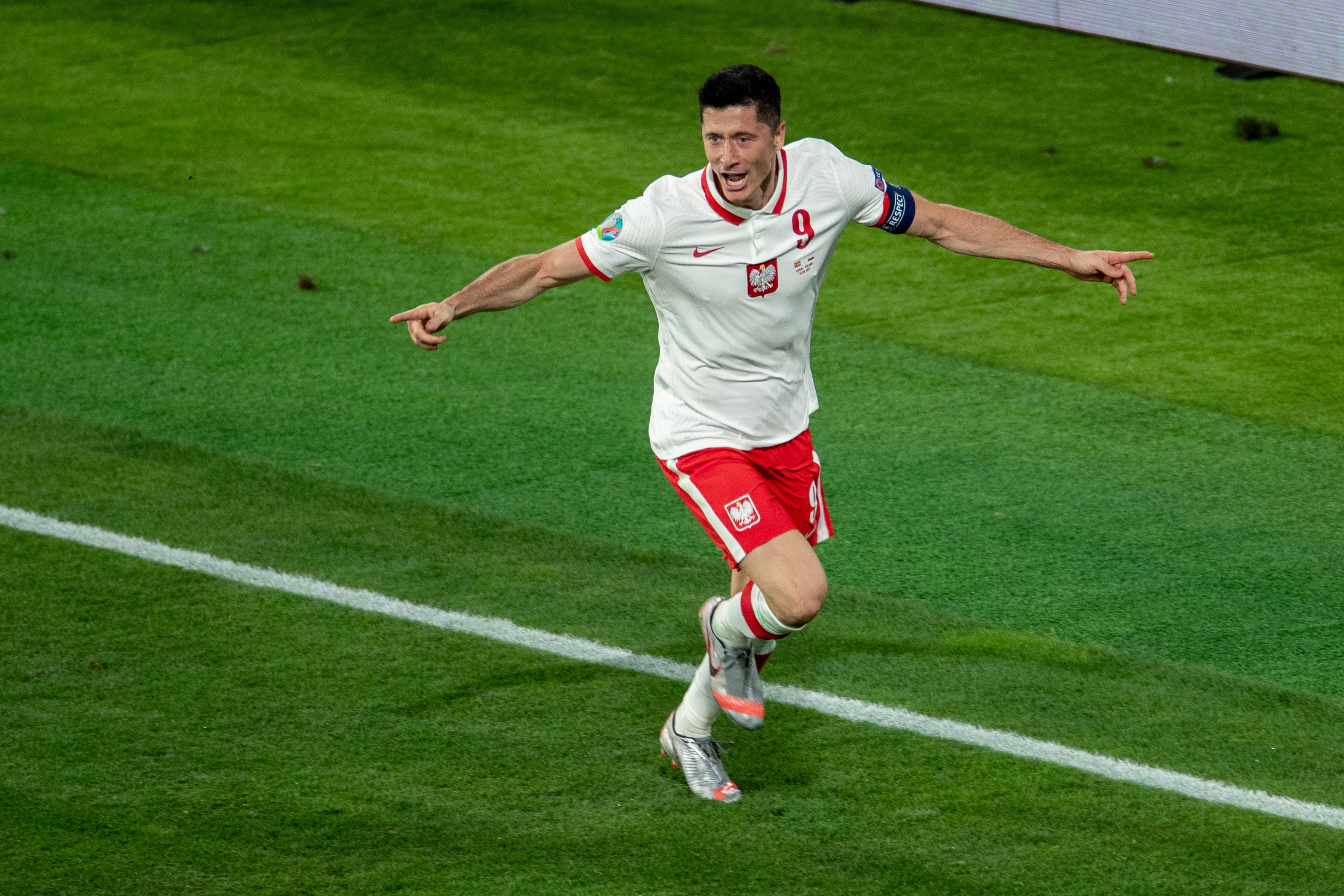 2021年6月19日，波兰队球员莱万多夫斯基在欧锦赛E组小组赛中庆祝进球。