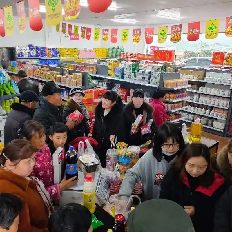 2021年2月4日,湖南益阳市赫山区龙光桥镇,天成院村"供销货郎"直营店开张,人们在店内购物。摄影/张志斌