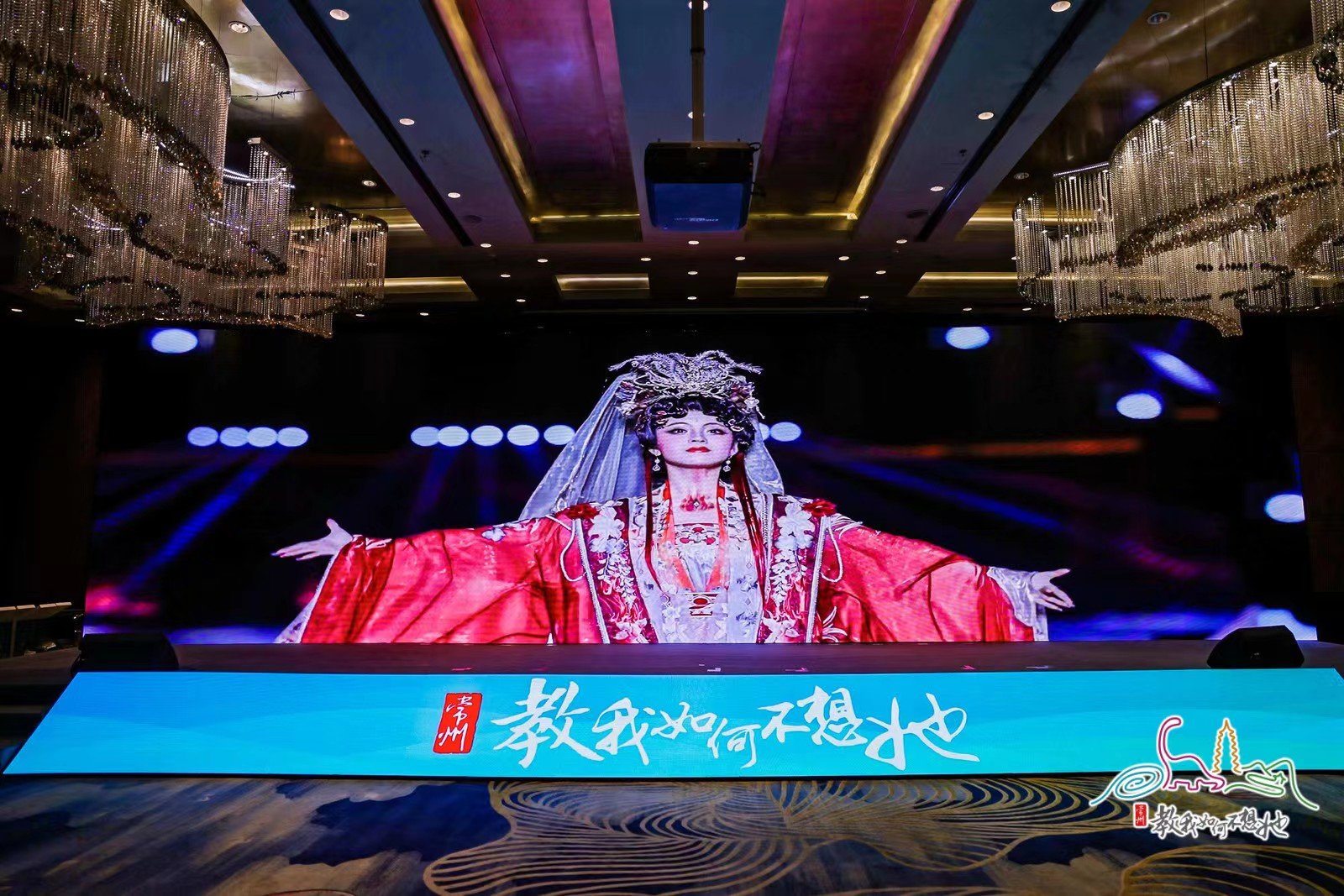 图为:巴特朝格图向边境派出所民警介绍边境一线情况 白玉泉摄.JPG