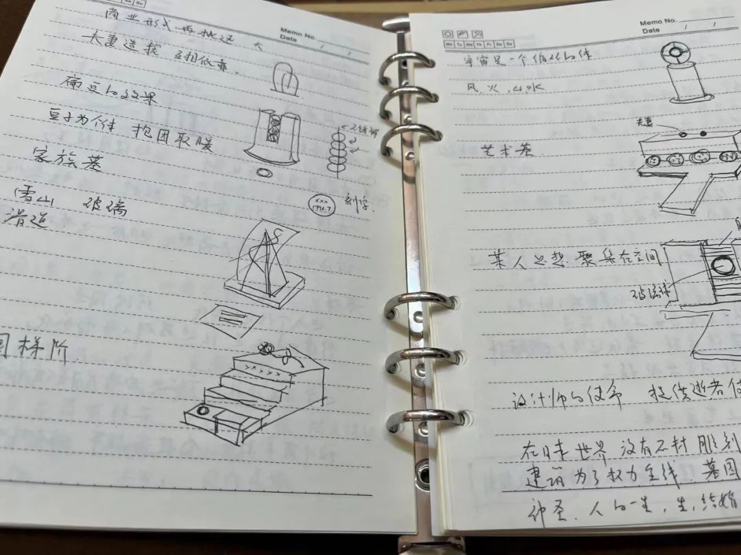 墓碑设计师在石头上镌刻思念