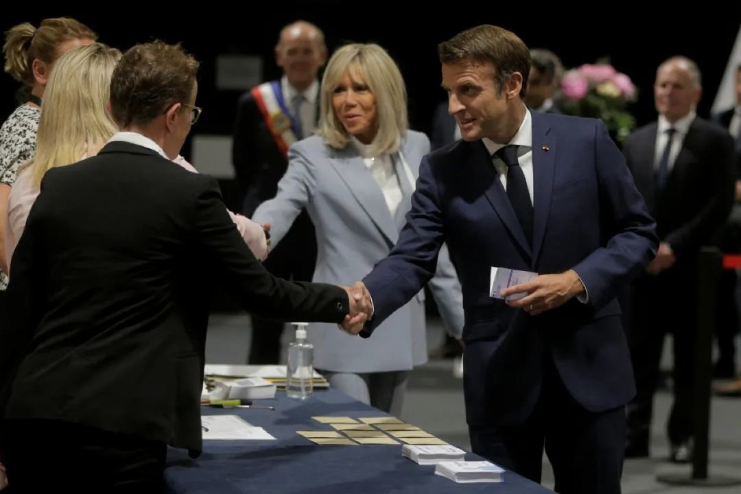 当地时间2022年6月19日，法国勒图凯，法国国民议会选举第二轮投票在法国本土全面展开，法国总统马克龙与夫人布丽吉特参加投票。图/IC photo