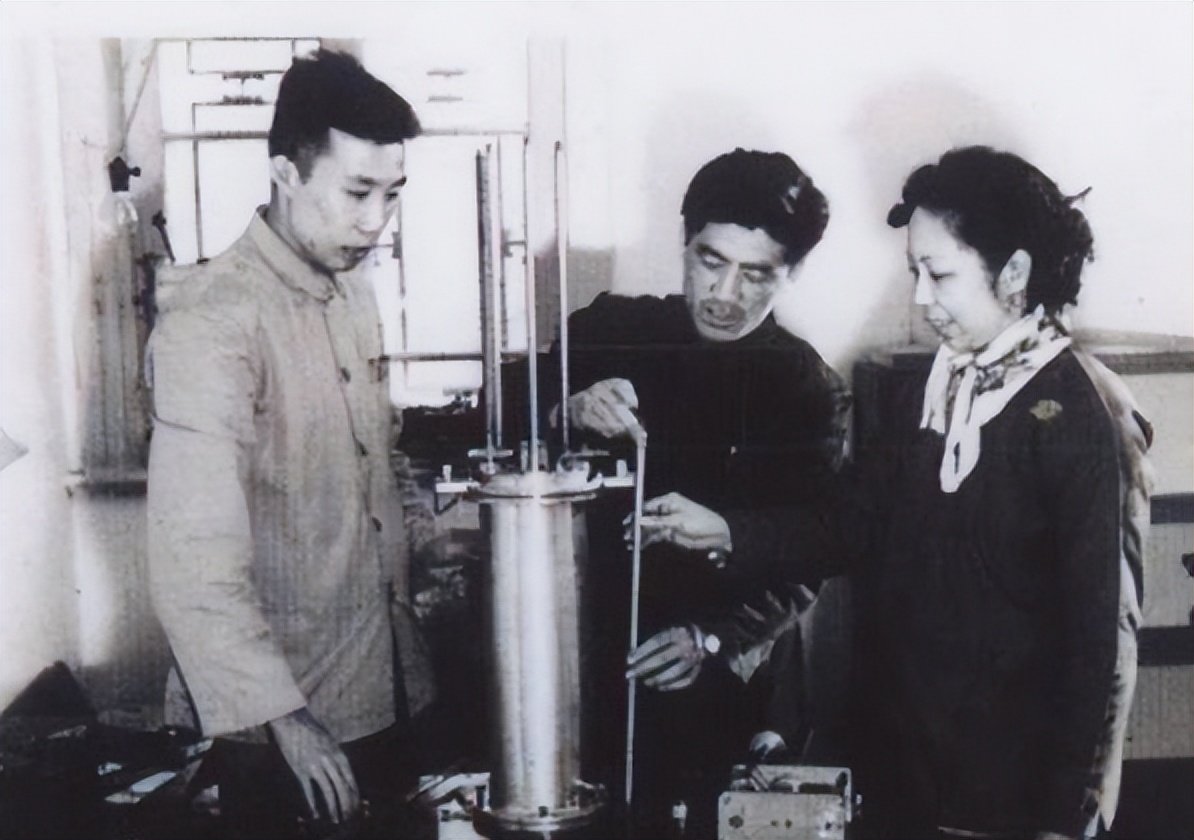 ● 1958年，林兰英在实验室工作