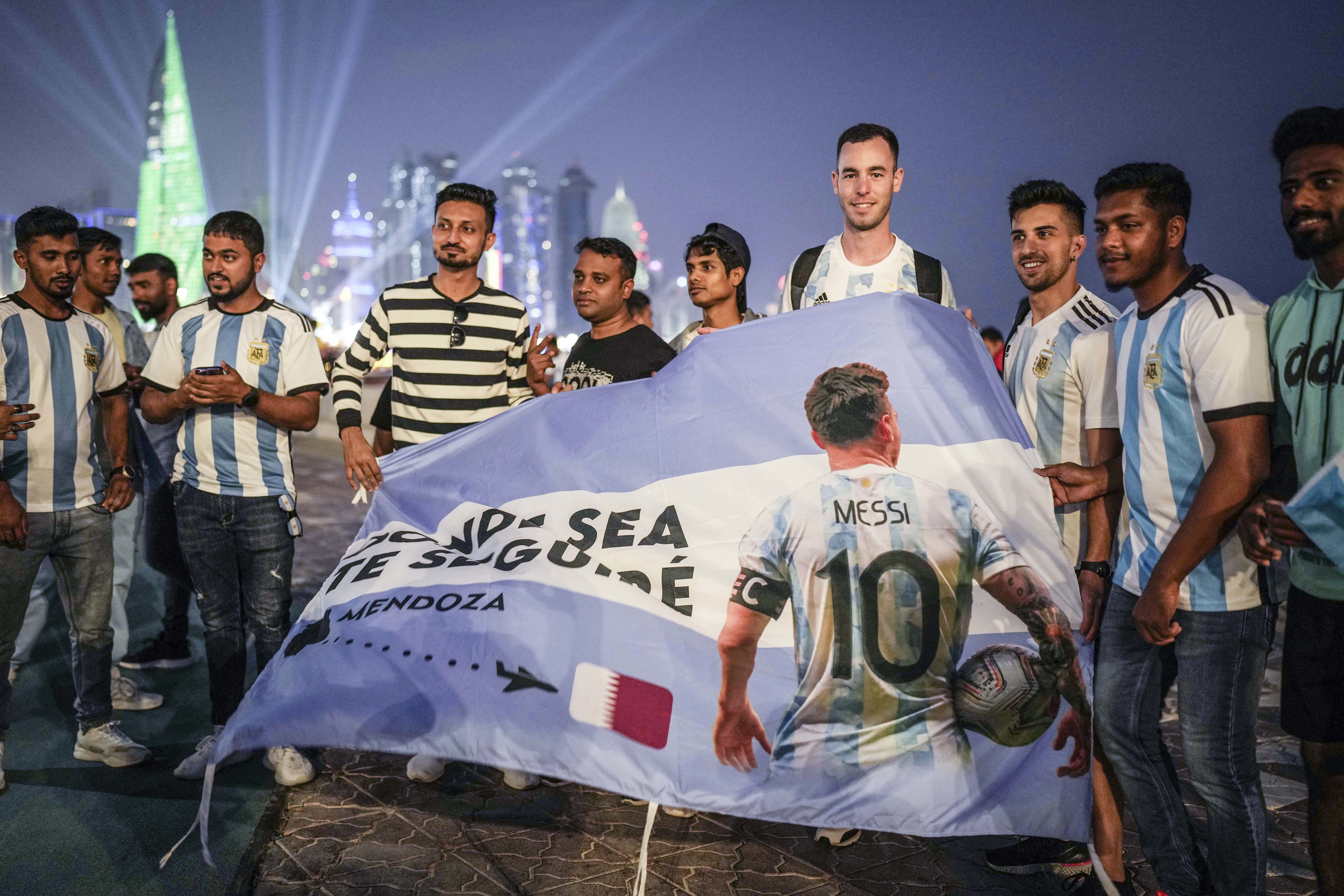 11月18日，球迷在滨海大道展开绘有梅西的旗帜。新华社记者潘昱龙摄