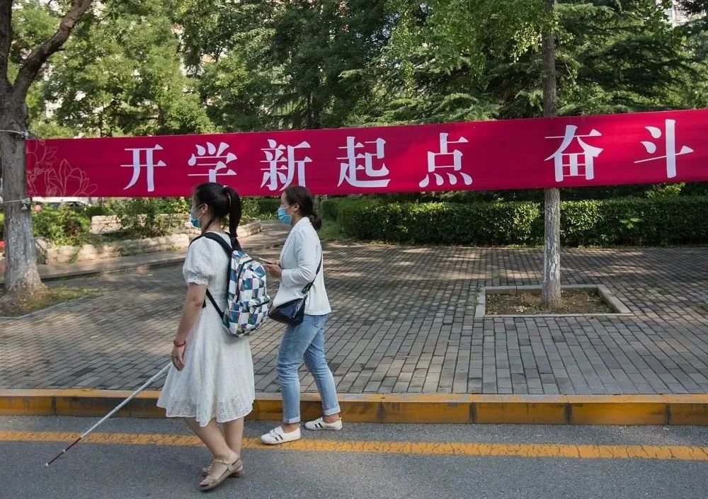 开学第一天,文晴和妈妈去学校报到 | 王一凡