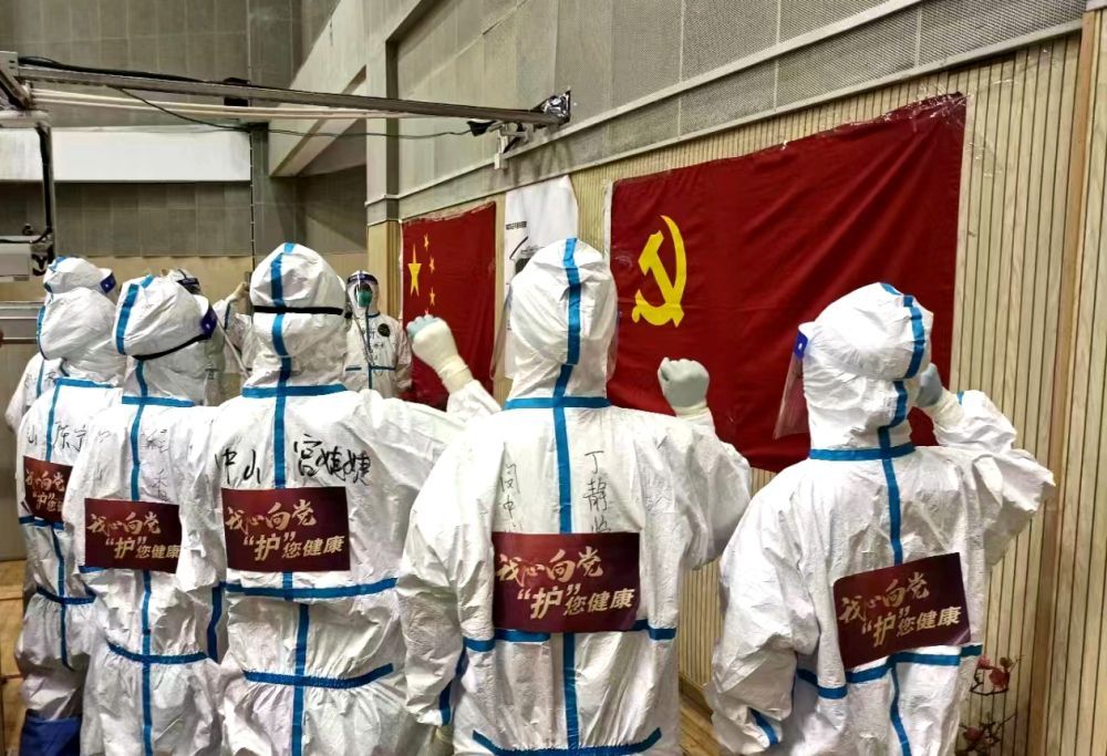 丁静怡和小伙伴在方舱医院党旗下重温入党誓言(受访者供图)