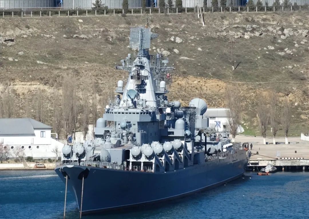 “莫斯科”号后甲板的3P41火控雷达探测角度有限