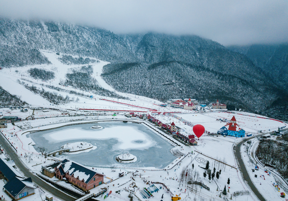 成都西岭雪山滑雪场 红星新闻 陶轲 摄,视觉中国 图当然,西岭雪山也是